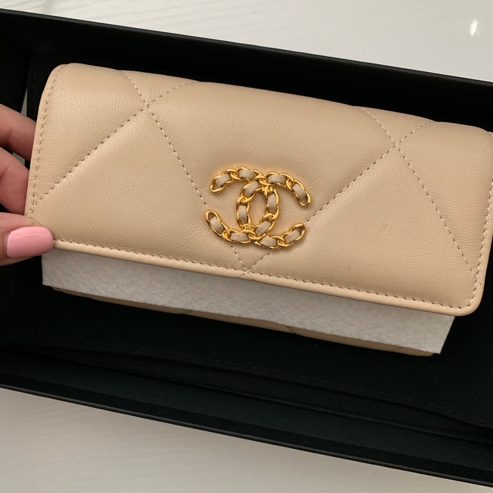 Chanel 19 Medium compact wallet